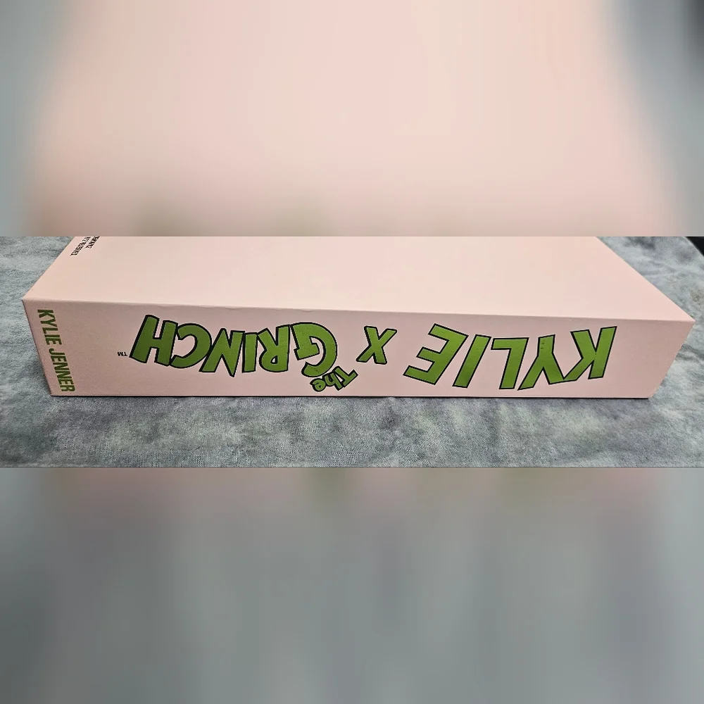 Kylie Jenner Autographed Signed Grinch PR Box NEW Cosmetics Never Been Used! - Picture 6 of 16